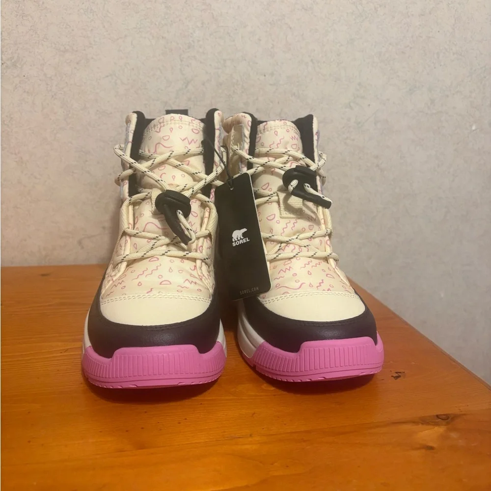 SOREL NWOB Kids' Whitney III Mid Waterproof Boots. Girls Size 5 cream and pink.